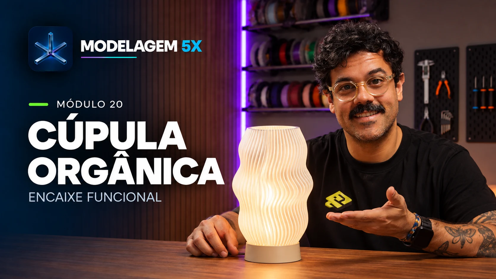 Diego Amado com a luminária orgânica de cúpula translúcida e base creme
